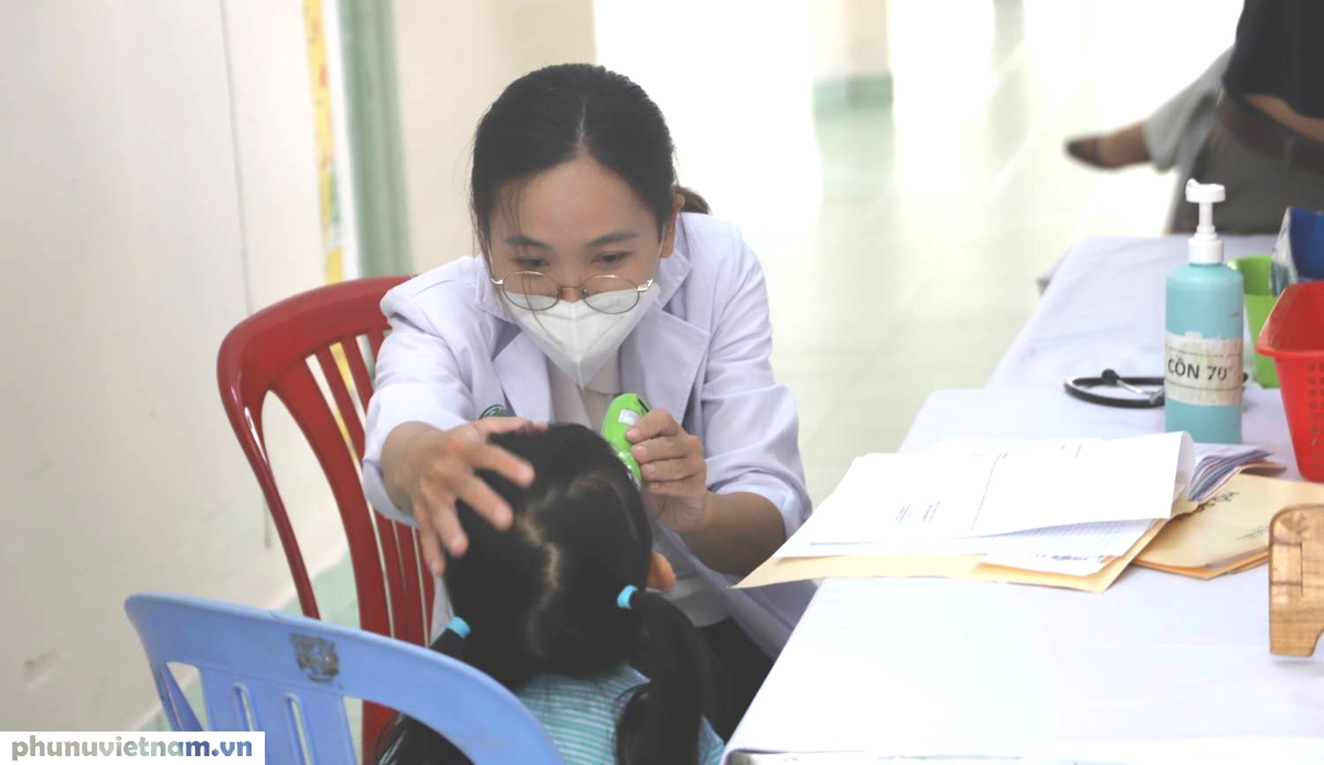 Mẹ trắng đêm chăm con mắc tay chân miệng- Ảnh 5.