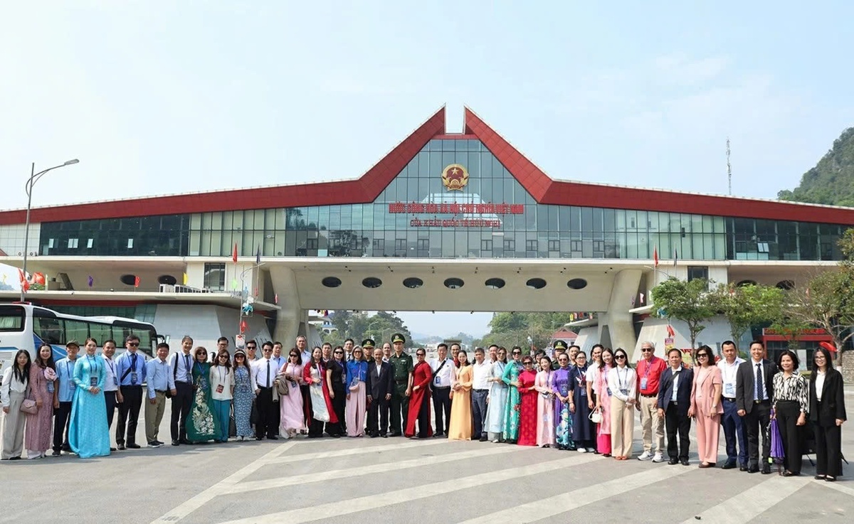 Đoàn đại biểu kiều bào tưởng niệm Anh hùng liệt sĩ hy sinh bảo vệ biên giới và tặng quà học sinh Lạng Sơn- Ảnh 2.