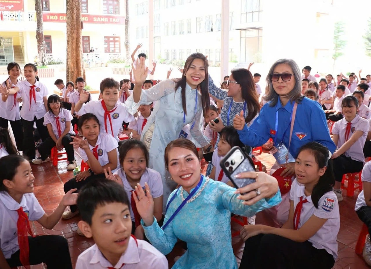 Đoàn đại biểu kiều bào tưởng niệm Anh hùng liệt sĩ hy sinh bảo vệ biên giới và tặng quà học sinh Lạng Sơn- Ảnh 5.