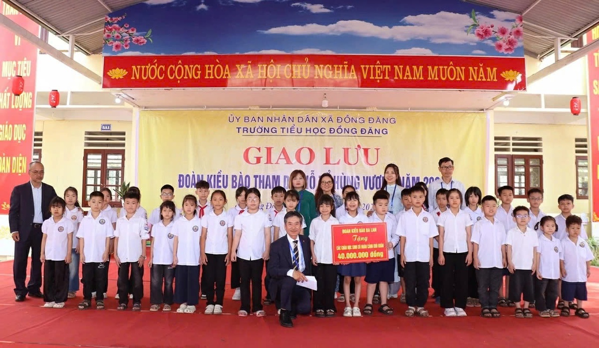 Đoàn đại biểu kiều bào tưởng niệm Anh hùng liệt sĩ hy sinh bảo vệ biên giới và tặng quà học sinh Lạng Sơn- Ảnh 4.