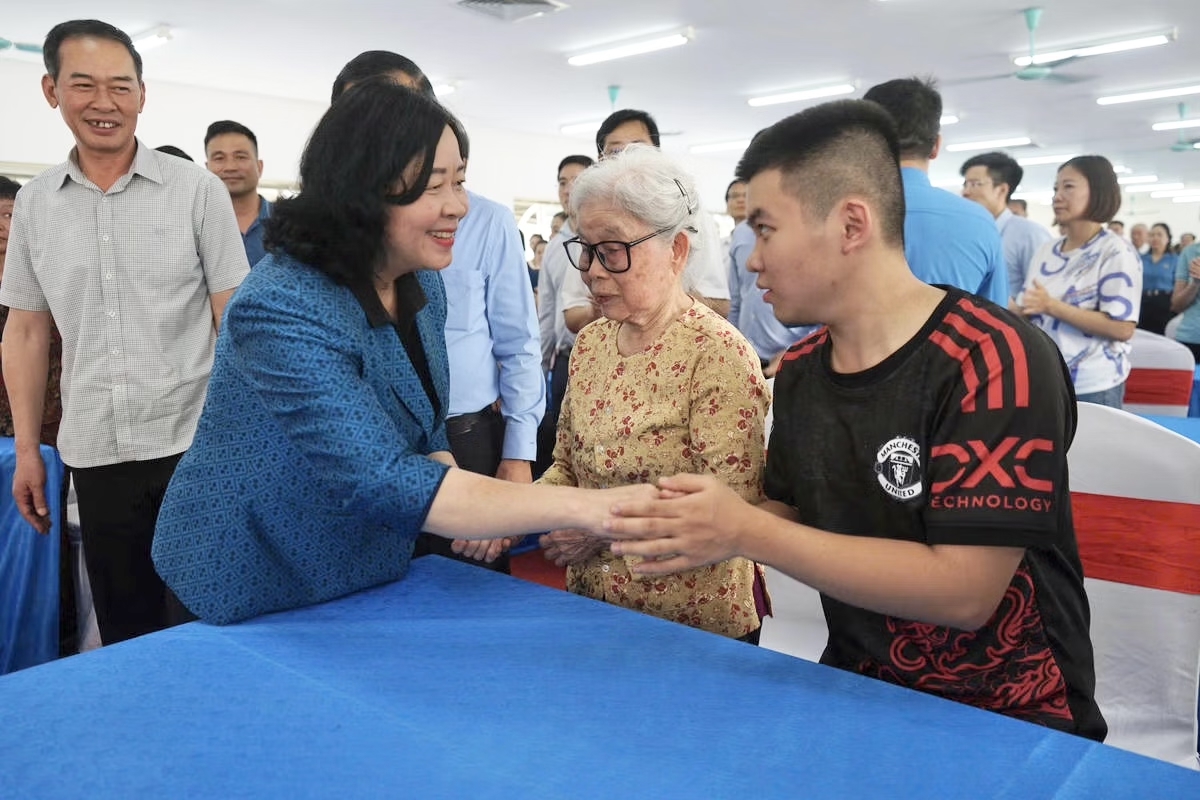 Chủ tịch UBTƯ MTTQ Việt Nam thăm, tặng quà gia đình chính sách và người lao động tại Thanh Hóa- Ảnh 1.
