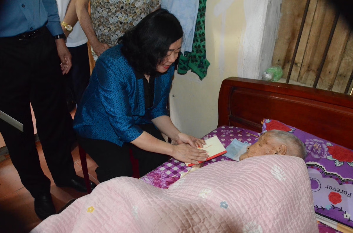 Chủ tịch UBTƯ MTTQ Việt Nam Bùi Thị Minh Hoài thăm, tặng quà gia đình chính sách tại Ninh Bình- Ảnh 1.