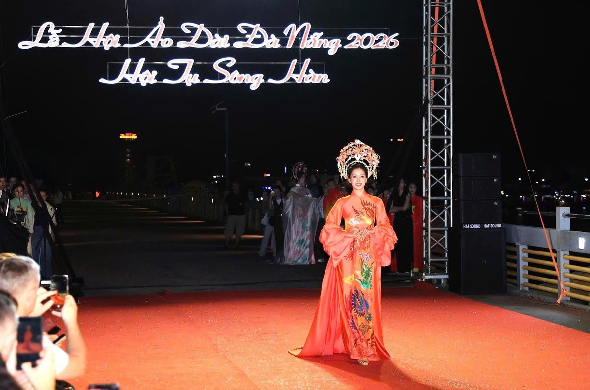 Ấn tượng "sàn diễn trên không" của Lễ hội Áo dài Đà Nẵng 2026- Ảnh 1.