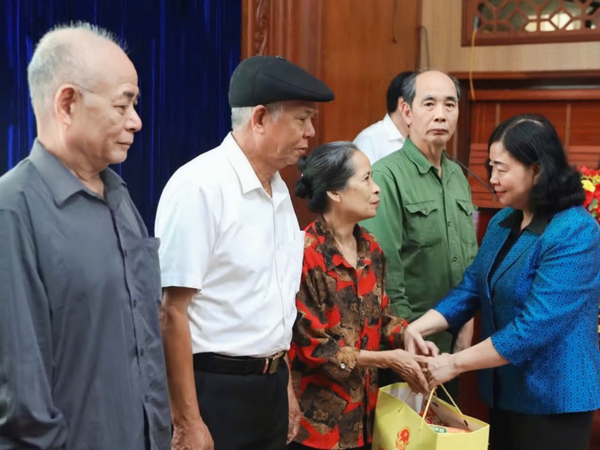 Chủ tịch UBTƯ MTTQ Việt Nam Bùi Thị Minh Hoài thăm, tặng quà gia đình chính sách tại Ninh Bình- Ảnh 2.