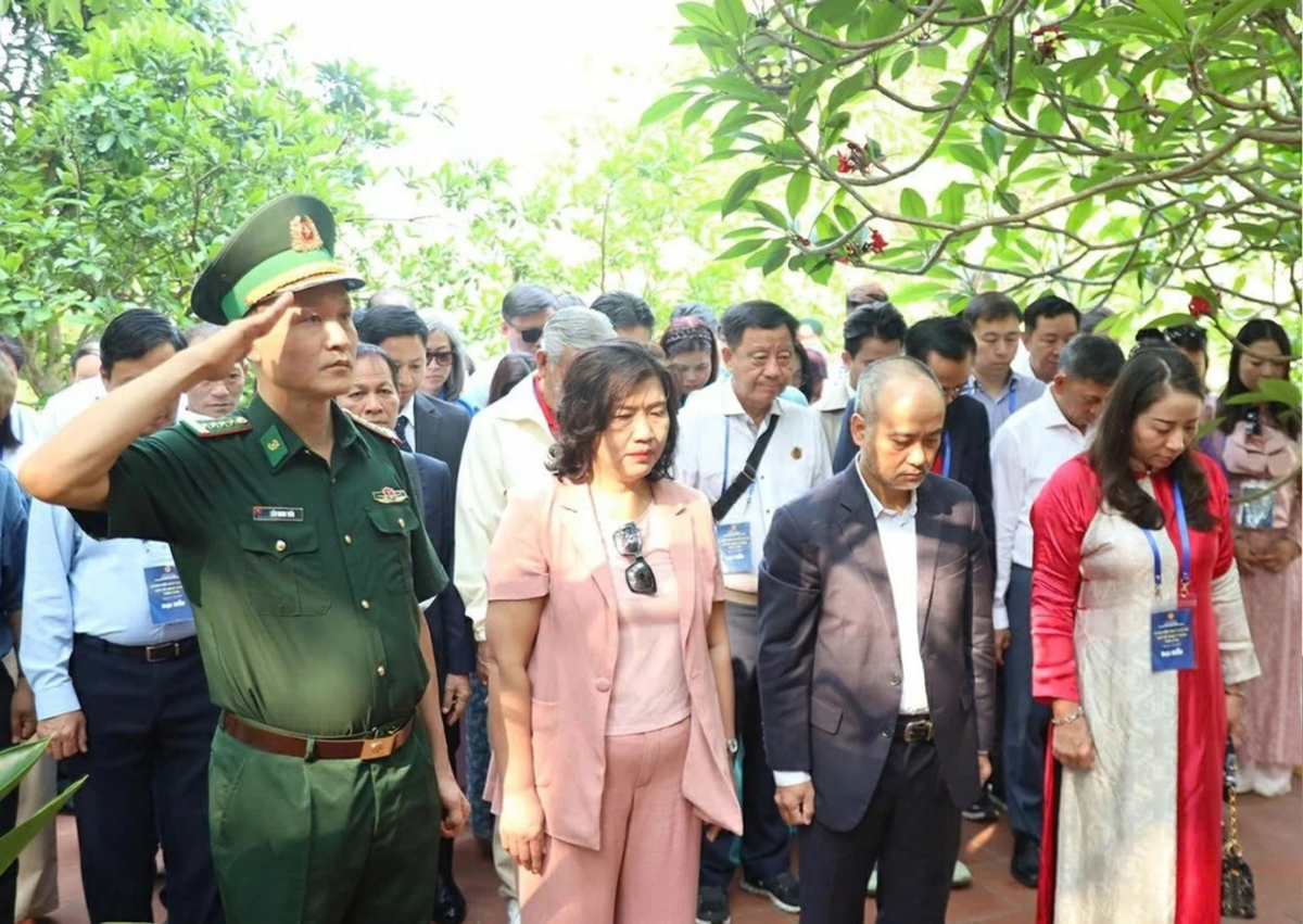 Overseas Vietnamese Delegation Pays Tribute to Fallen Border Soldiers and Donates Gifts to Students in Lạng Sơn- Ảnh 1.