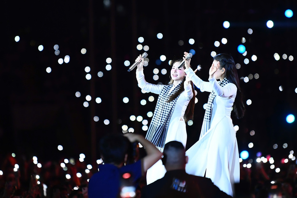 Cẩm Ly và Hòa Minzy biểu diễn ca khúc "Người Việt mình thương nhau"