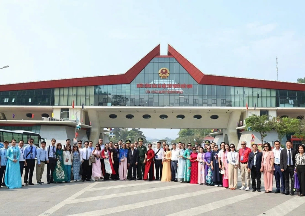 Overseas Vietnamese Delegation Pays Tribute to Fallen Border Soldiers and Donates Gifts to Students in Lạng Sơn- Ảnh 2.