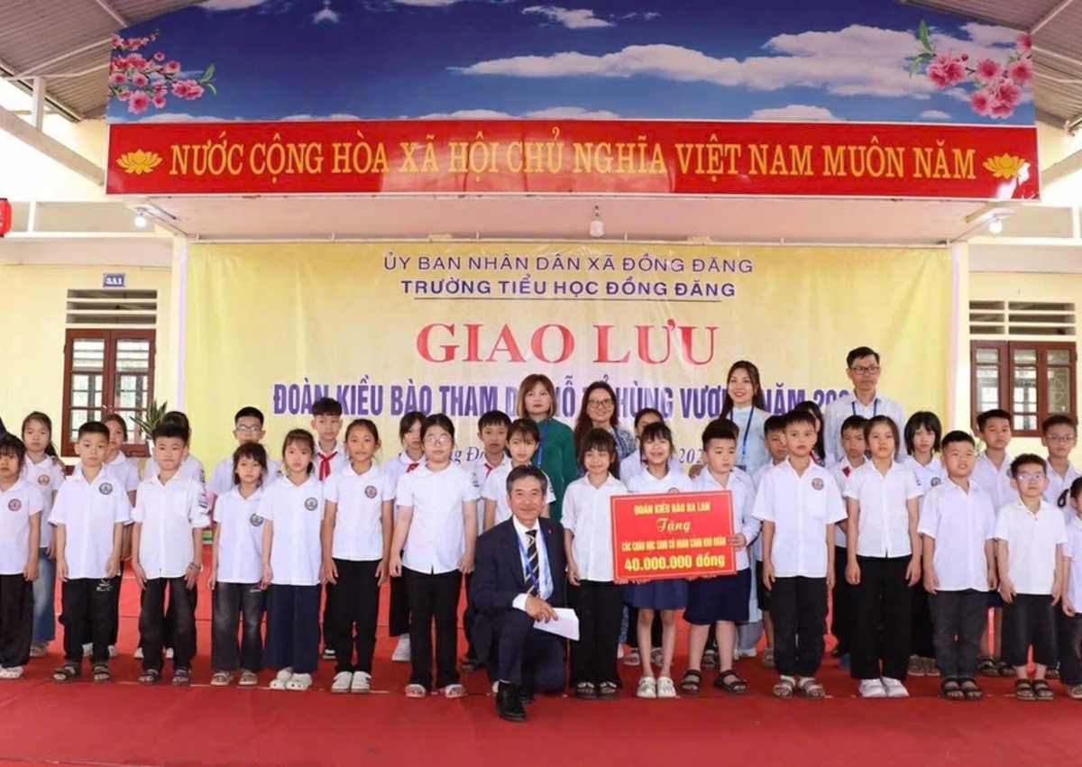 Overseas Vietnamese Delegation Pays Tribute to Fallen Border Soldiers and Donates Gifts to Students in Lạng Sơn- Ảnh 3.