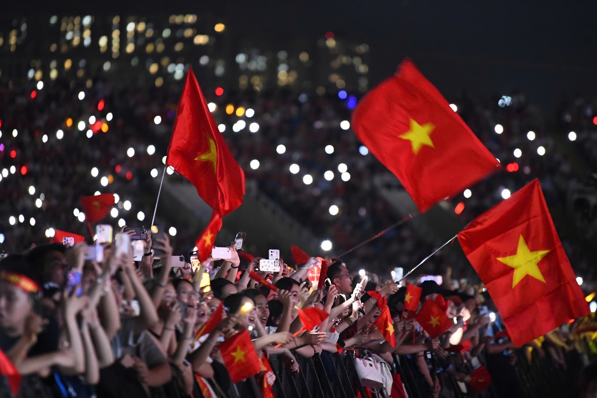 Khán giả đến Sân vận động quốc gia Mỹ Đình trong sắc đỏ rực rỡ