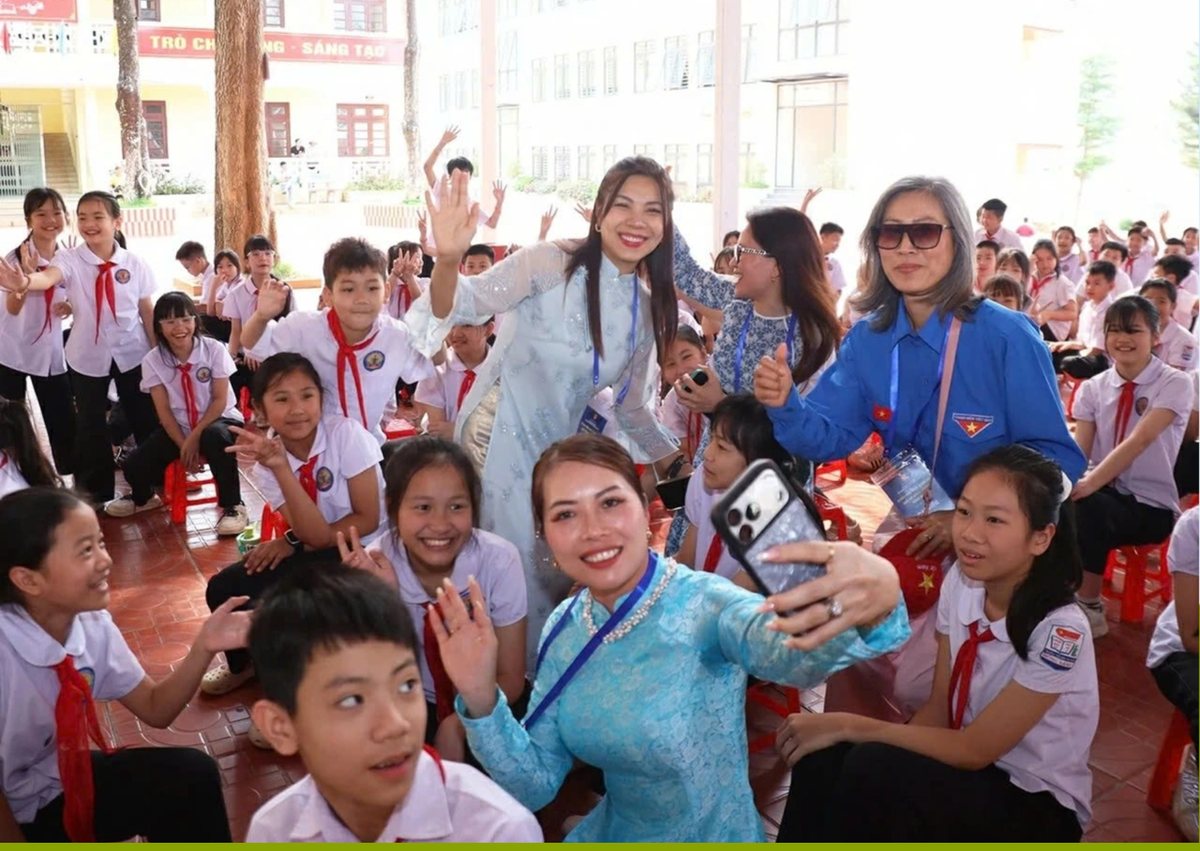 Overseas Vietnamese Delegation Pays Tribute to Fallen Border Soldiers and Donates Gifts to Students in Lạng Sơn- Ảnh 4.
