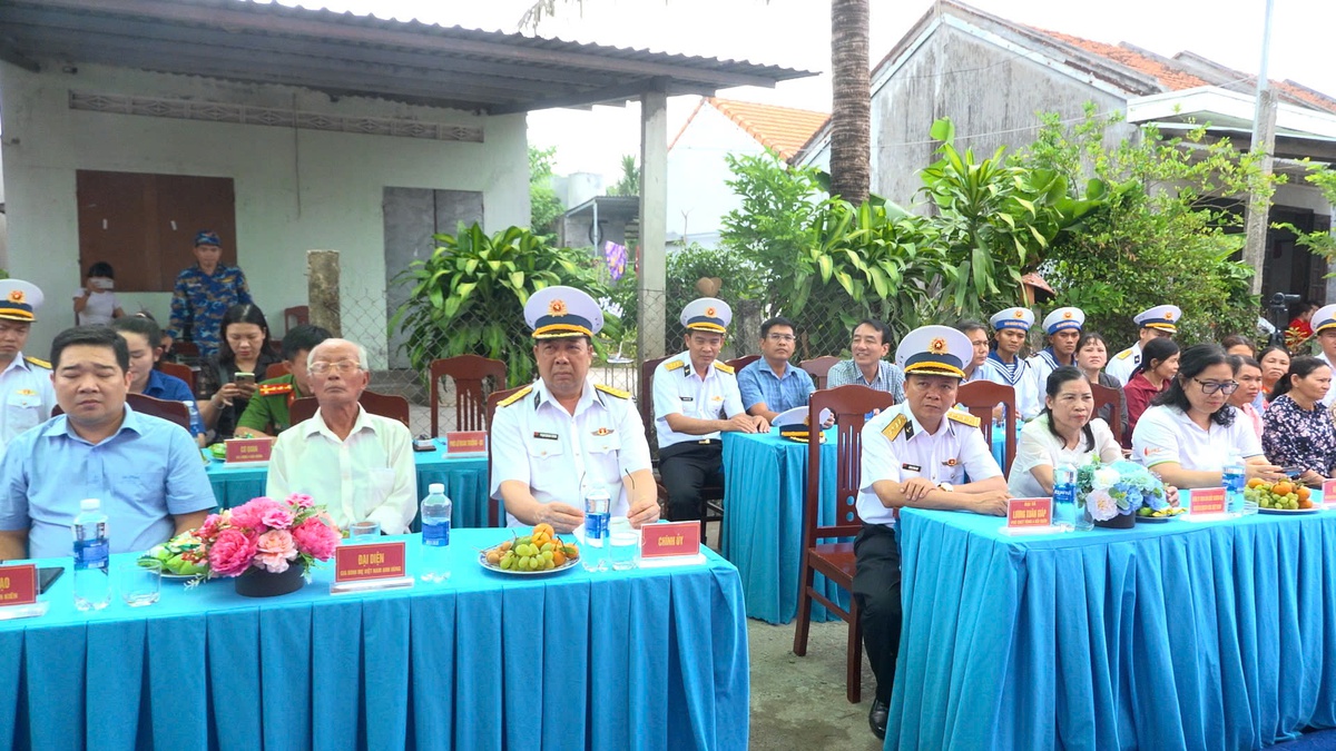 Lữ đoàn 682 bàn giao nhà cho gia đình Mẹ Việt Nam Anh hùng- Ảnh 2.