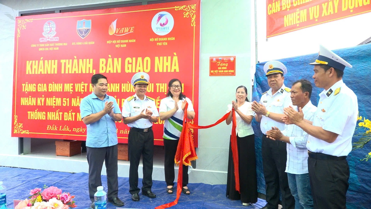 Lữ đoàn 682 bàn giao nhà cho gia đình Mẹ Việt Nam Anh hùng- Ảnh 3.