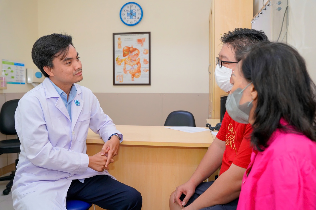 Phẫu thuật thành công cho doanh nhân nước ngoài bị ung thư đại tràng biến chứng tắc ruột- Ảnh 1.
