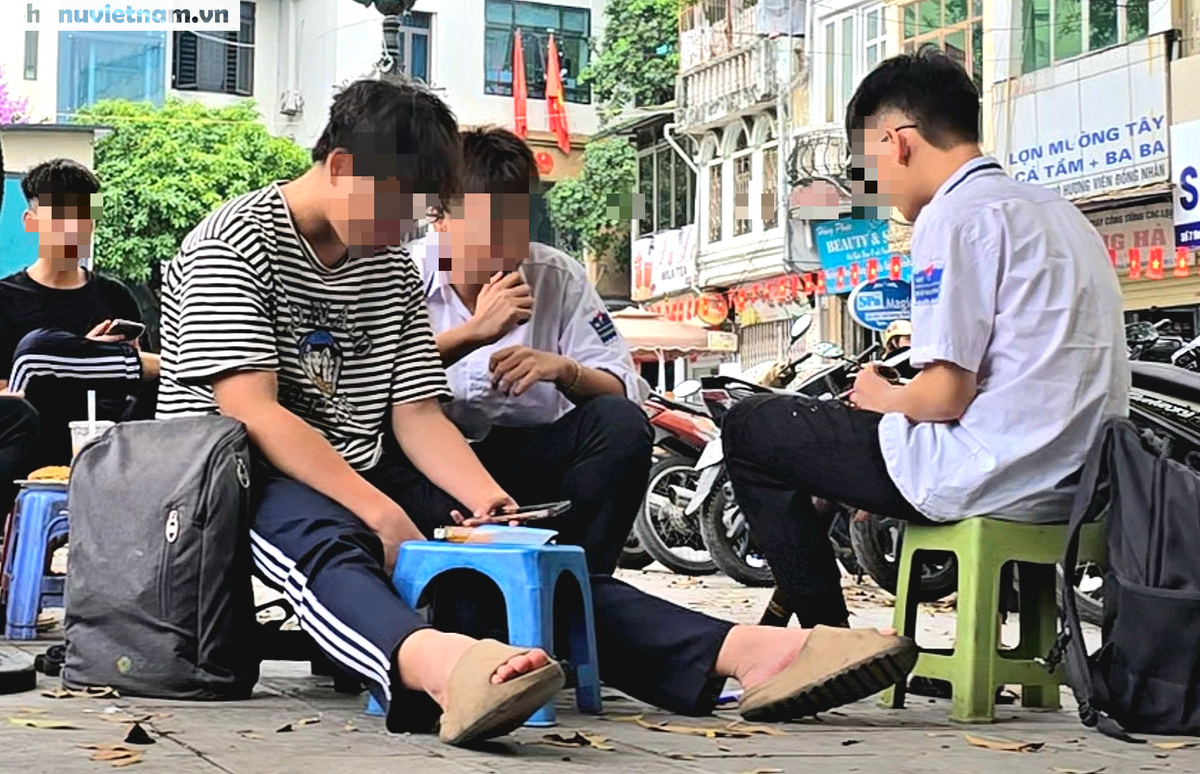 Hà Nội: Học sinh tụ tập hút thuốc quanh cổng trường, đi xe máy không ...