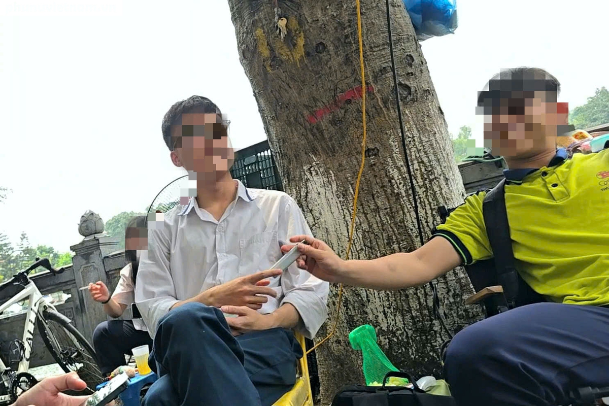 Hà Nội: Học sinh tụ tập hút thuốc quanh cổng trường, đi xe máy không ...
