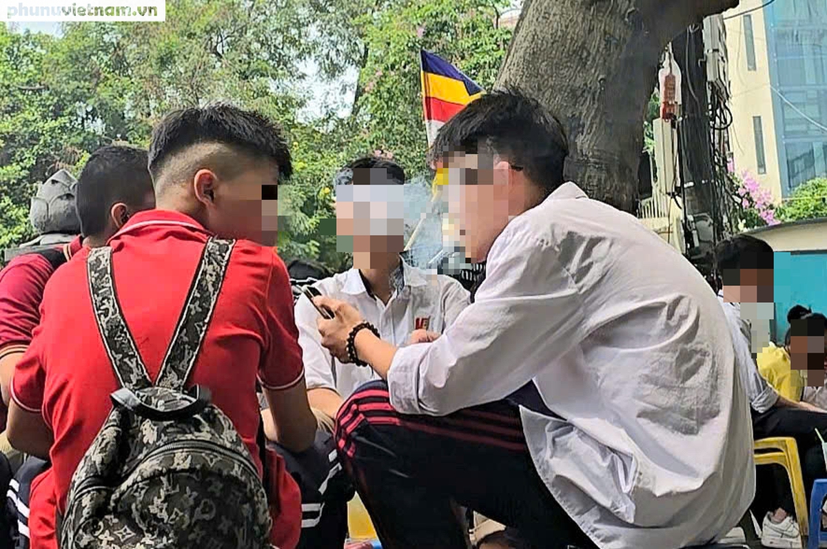 Hà Nội: Học sinh tụ tập hút thuốc quanh cổng trường, đi xe máy không đội mũ bảo hiểm- Ảnh 6. Hà Nội: Học sinh tụ tập hút thuốc quanh cổng trường, đi xe máy không đội mũ bảo hiểm- Ảnh 6.
