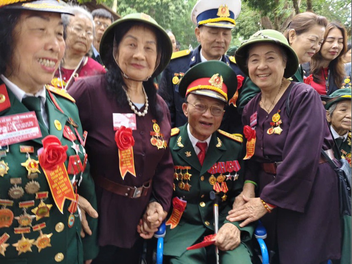 Người bền bỉ xây dựng "địa chỉ đỏ" giáo dục truyền thống thế hệ trẻ- Ảnh 1.