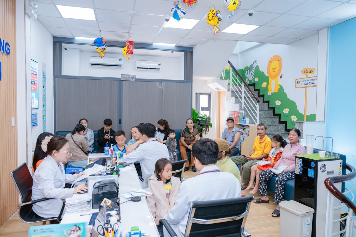 Tay chân miệng, sốt xuất huyết, não mô cầu liên tục đe dọa trẻ nhỏ: Cảnh báo nguy cơ "dịch chồng dịch"- Ảnh 1.