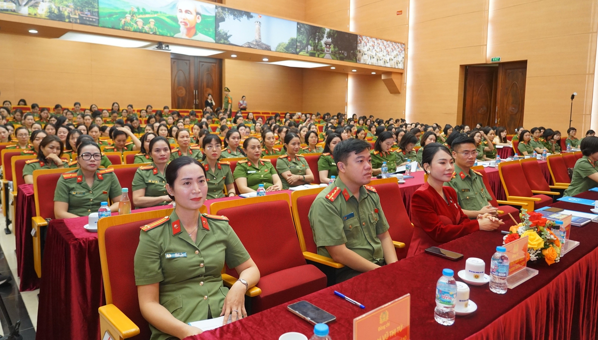 Nâng tầm phong thái, lan tỏa hình ảnh đẹp của nữ cán bộ, chiến sĩ Công an Thủ đô- Ảnh 1.