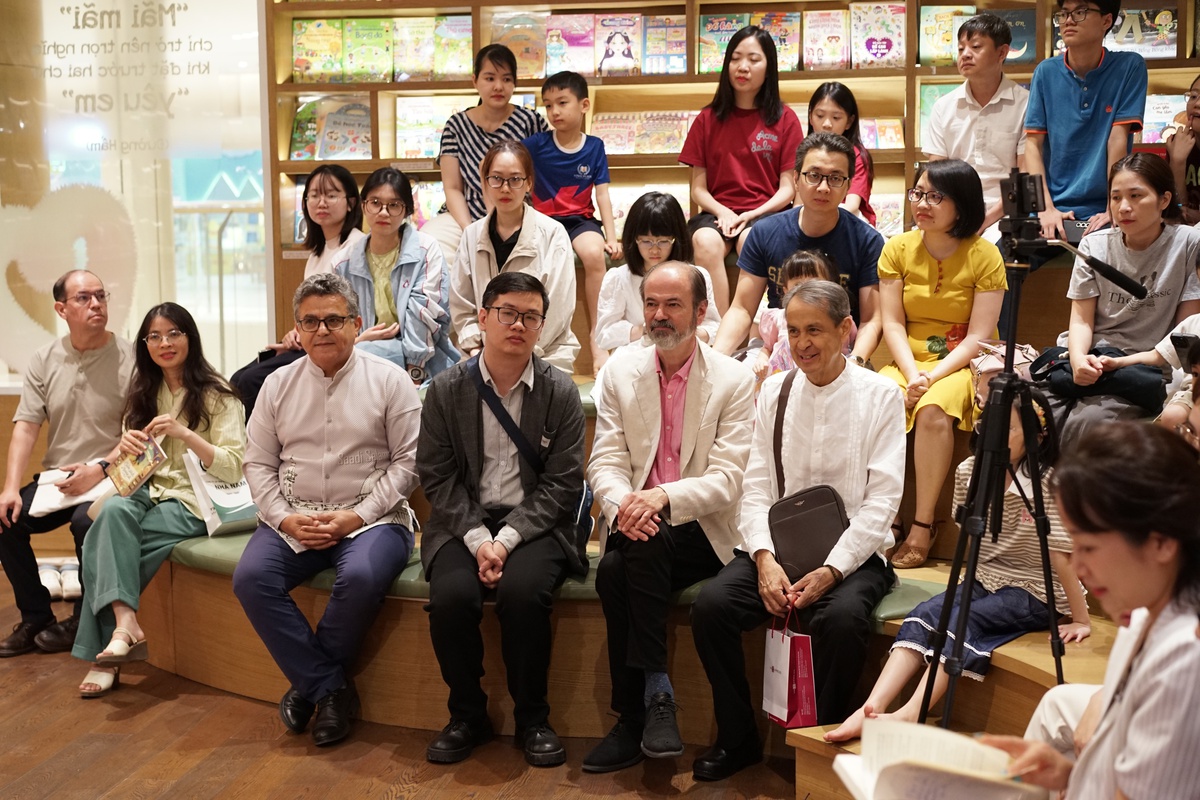 Nhà văn Juan Villoro kết nối độc giả nhí Việt qua "Cuốn sách hoang dã"- Ảnh 2.