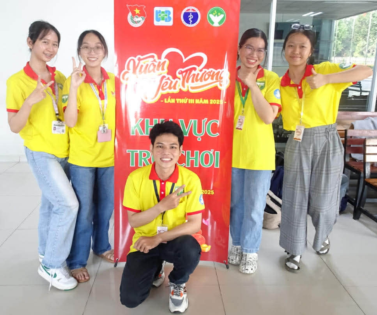 Lê Kim Chúc (thứ 2 từ phải sang) tham gia  chương trình tình nguyện “Xuân yêu thương”  dành cho bệnh nhi tại Bệnh viện Ung Bướu TPHCM - cơ sở 2              Ảnh: NVCC