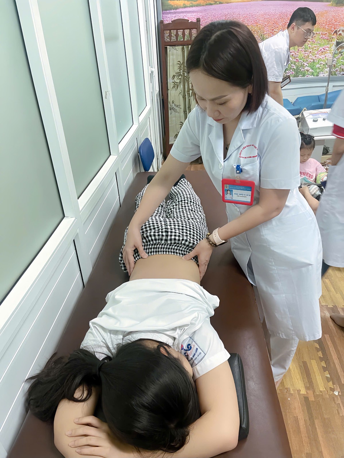 "Thời điểm vàng" định hình cột sống cho trẻ- Ảnh 1.