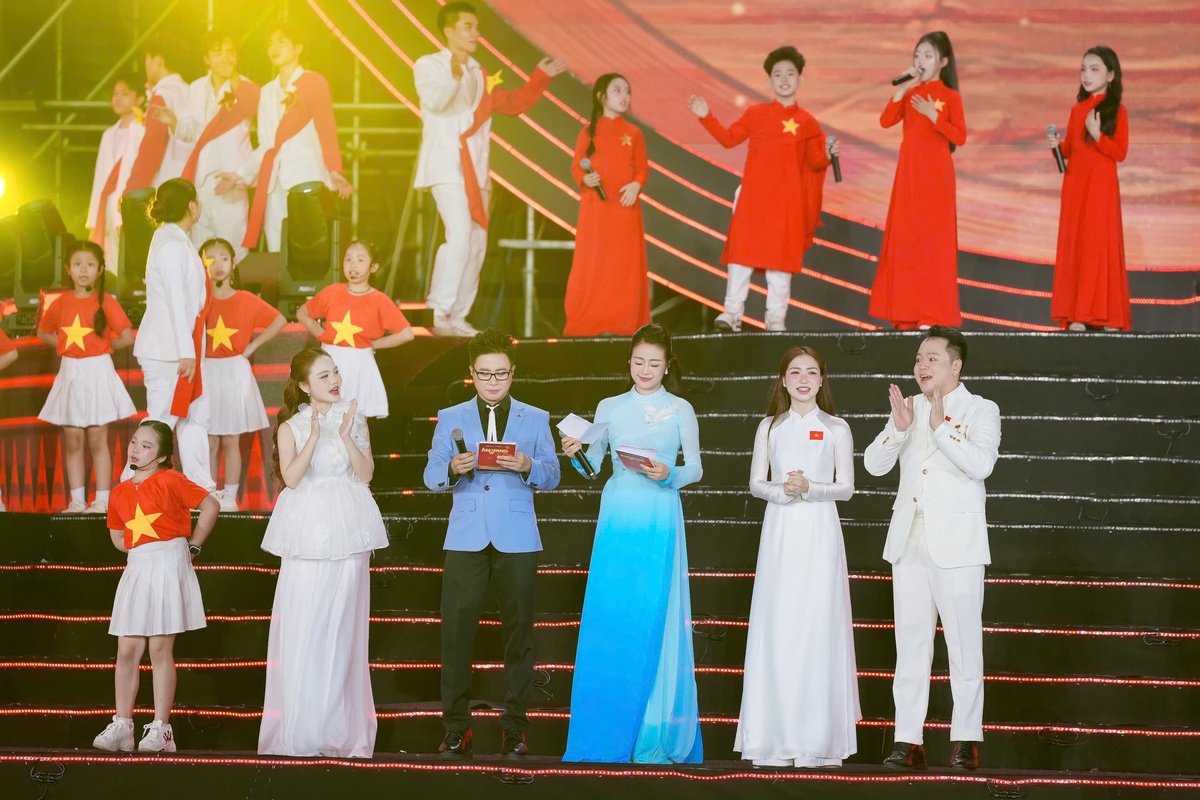 Lê Thanh Phong (ngoài cùng bên phải) cùng các MC, nghệ sĩ tham gia chương trình "Âm vang Tổ quốc"