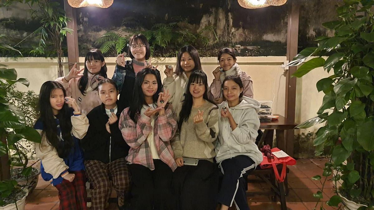 Cô gái 9X mở cánh cửa việc làm cho người khiếm thính từ di sản pháp lam- Ảnh 4. Cô gái 9X mở cánh cửa việc làm cho người khiếm thính từ di sản pháp lam- Ảnh 4.