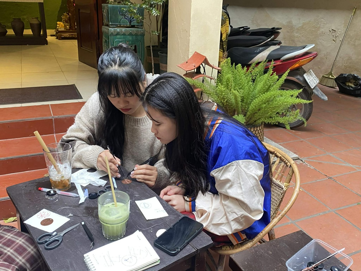 Cô gái 9X mở cánh cửa việc làm cho người khiếm thính từ di sản pháp lam- Ảnh 5. Cô gái 9X mở cánh cửa việc làm cho người khiếm thính từ di sản pháp lam- Ảnh 5.