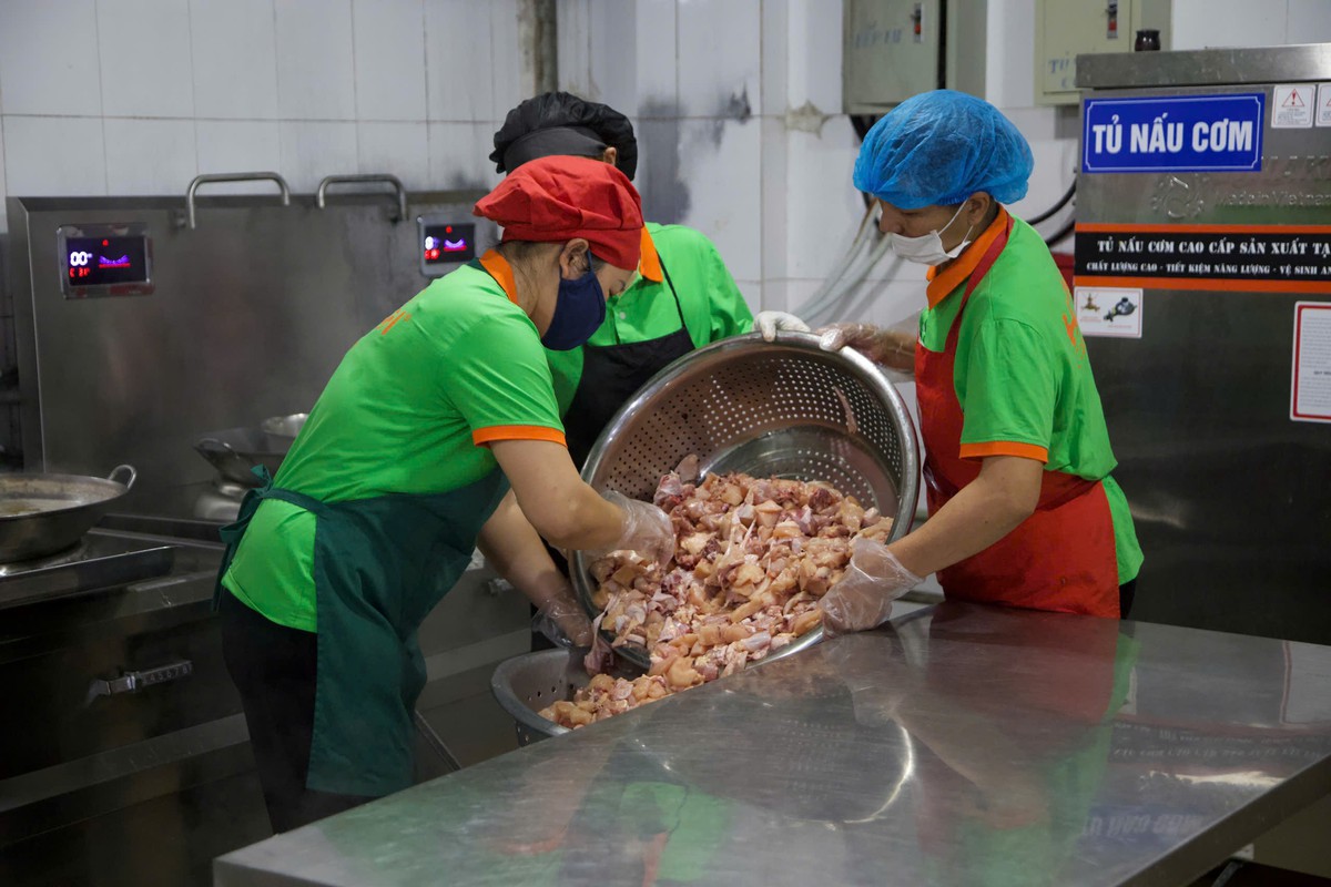 Cận cảnh bữa ăn bán trú của học sinh Hà Nội sau vụ 300 tấn thịt lợn bệnh- Ảnh 2.