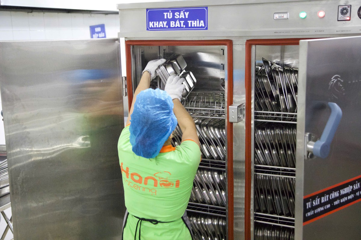 Cận cảnh bữa ăn bán trú của học sinh Hà Nội sau vụ 300 tấn thịt lợn bệnh- Ảnh 7.