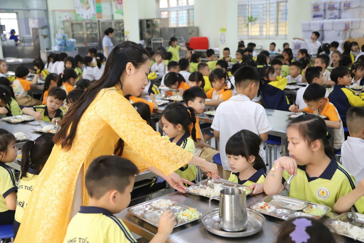 Cận cảnh bữa ăn bán trú của học sinh Hà Nội sau vụ 300 tấn thịt lợn bệnh- Ảnh 16.