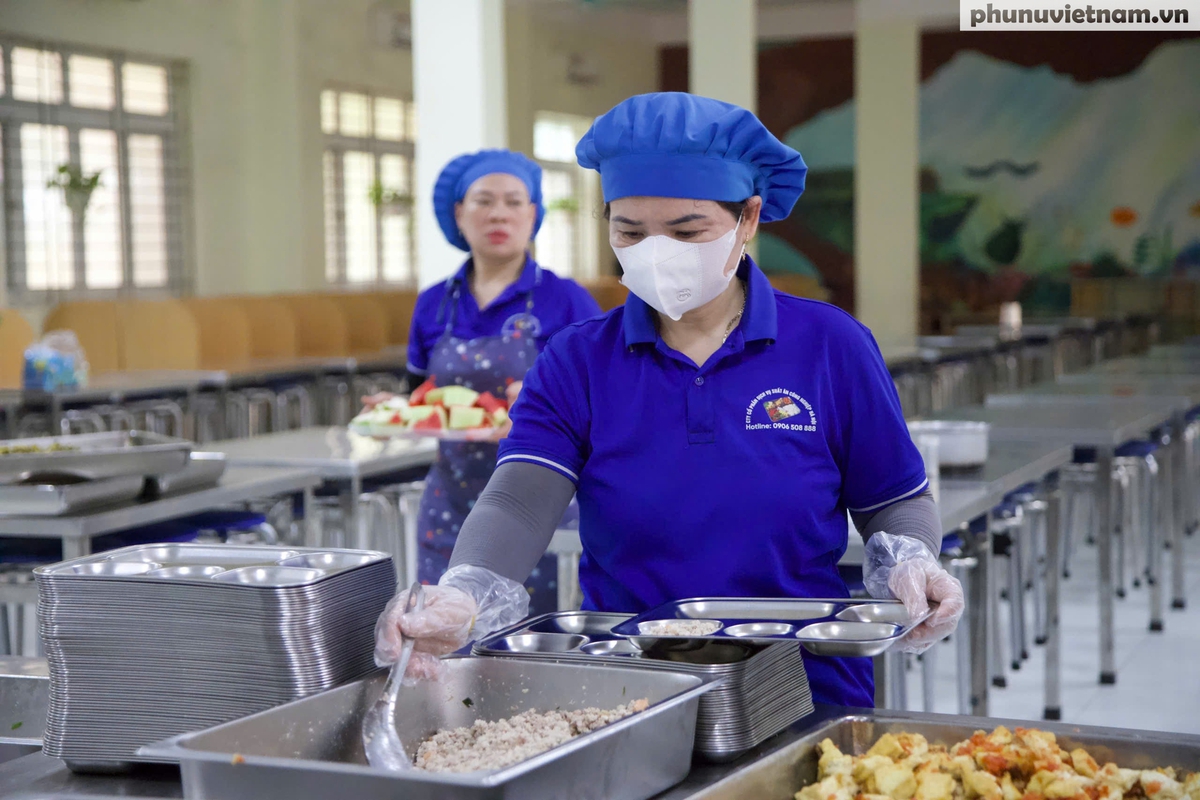 Cận cảnh bữa ăn bán trú của học sinh Hà Nội sau vụ 300 tấn thịt lợn bệnh- Ảnh 3.