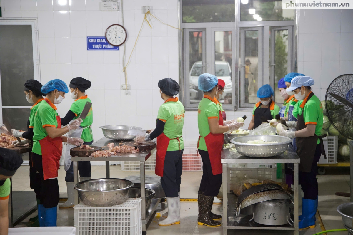 Cận cảnh bữa ăn bán trú của học sinh Hà Nội sau vụ 300 tấn thịt lợn bệnh- Ảnh 1.