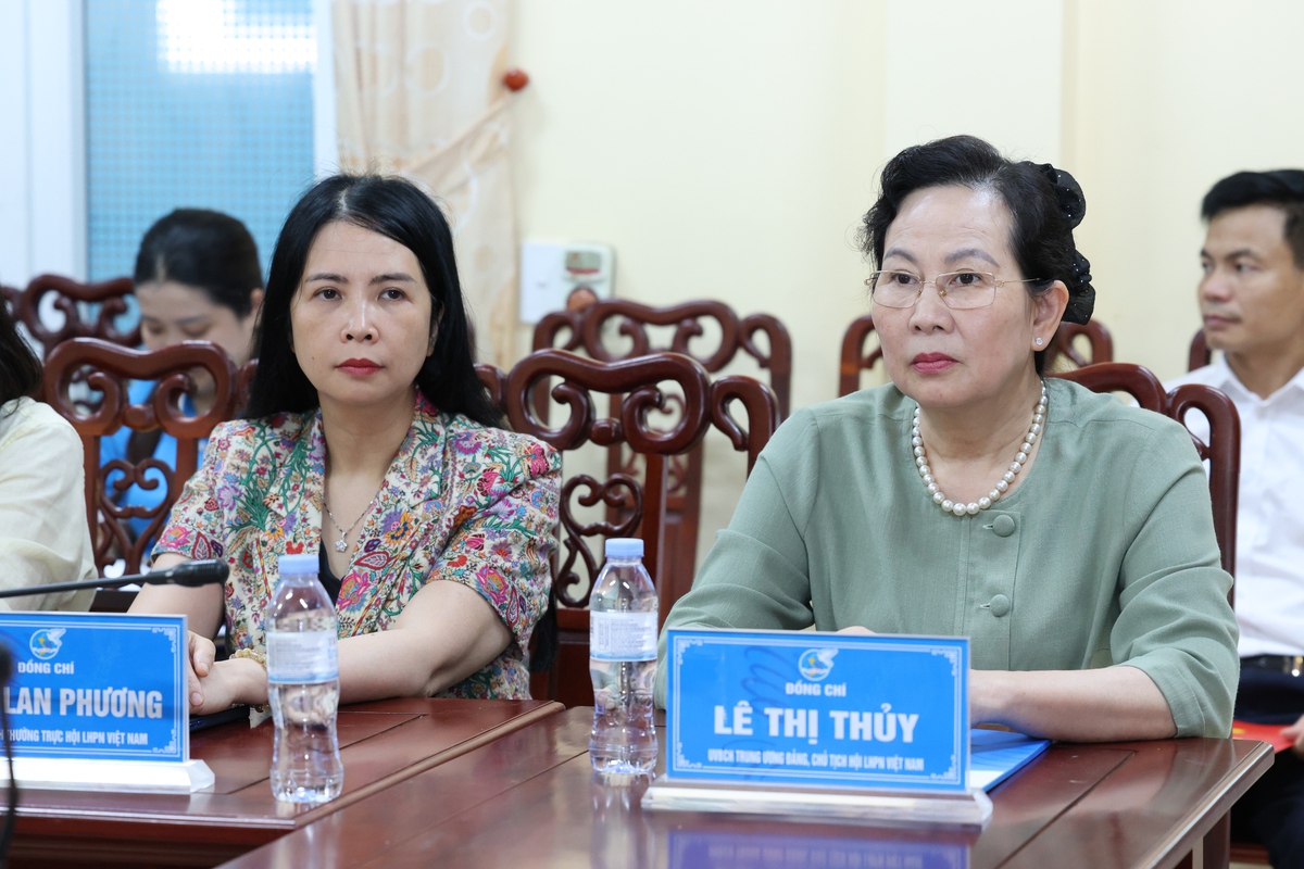 Chủ tịch Hội LHPN Việt Nam Lê Thị Thủy động viên, tặng quà trẻ em có hoàn cảnh khó khăn tại Nghệ An- Ảnh 1.