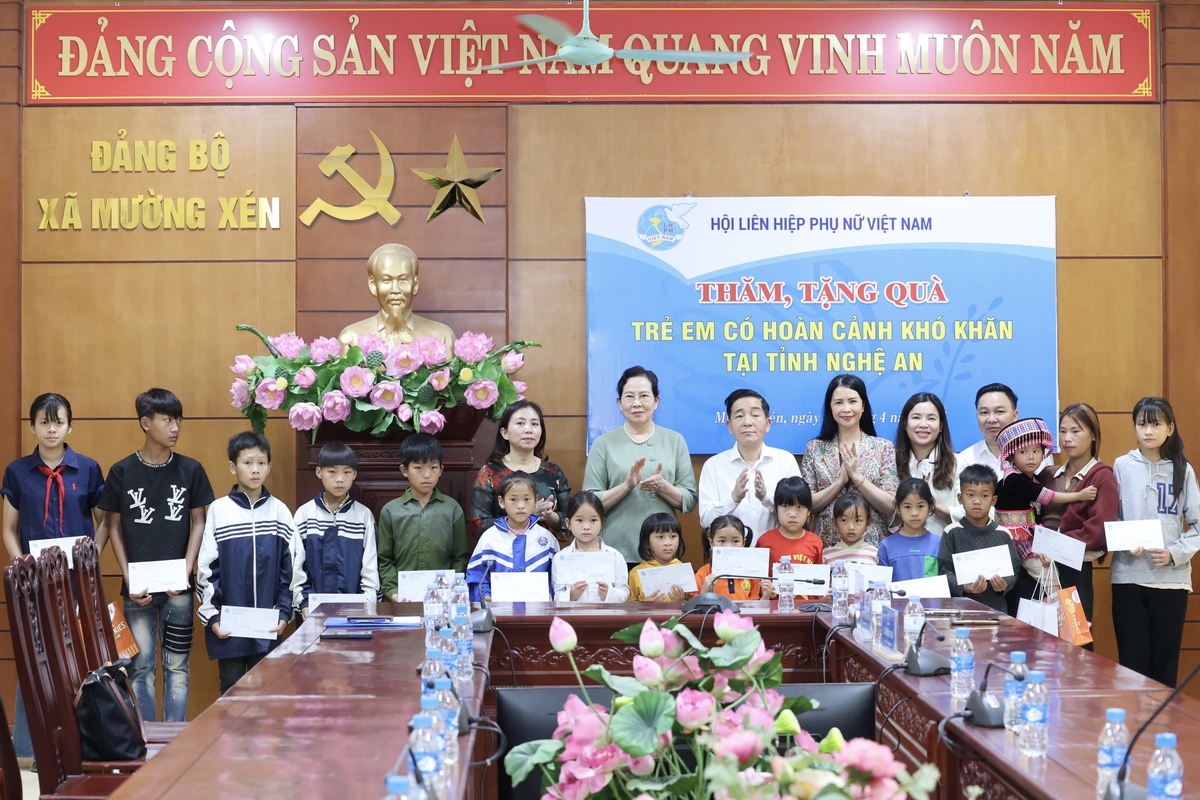 Chủ tịch Hội LHPN Việt Nam Lê Thị Thủy động viên, tặng quà trẻ em có hoàn cảnh khó khăn tại Nghệ An- Ảnh 7.