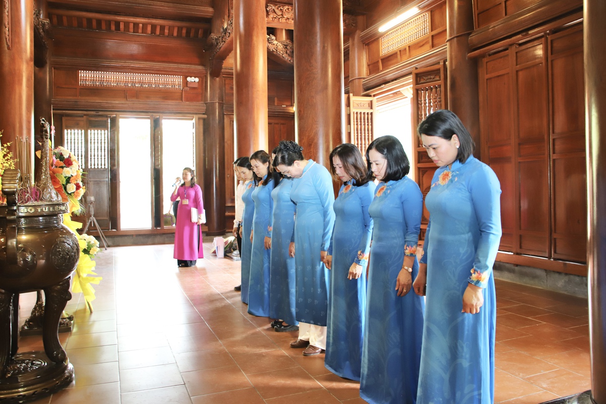 Lãnh đạo Hội LHPN Việt Nam dâng hương tưởng niệm Chủ tịch Hồ Chí Minh- Ảnh 1.