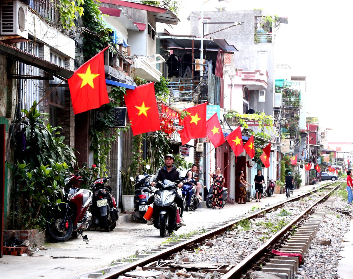 Đường phố Hải Phòng rực rỡ cờ hoa mừng 51 năm Ngày đất nước thống nhất- Ảnh 3.
