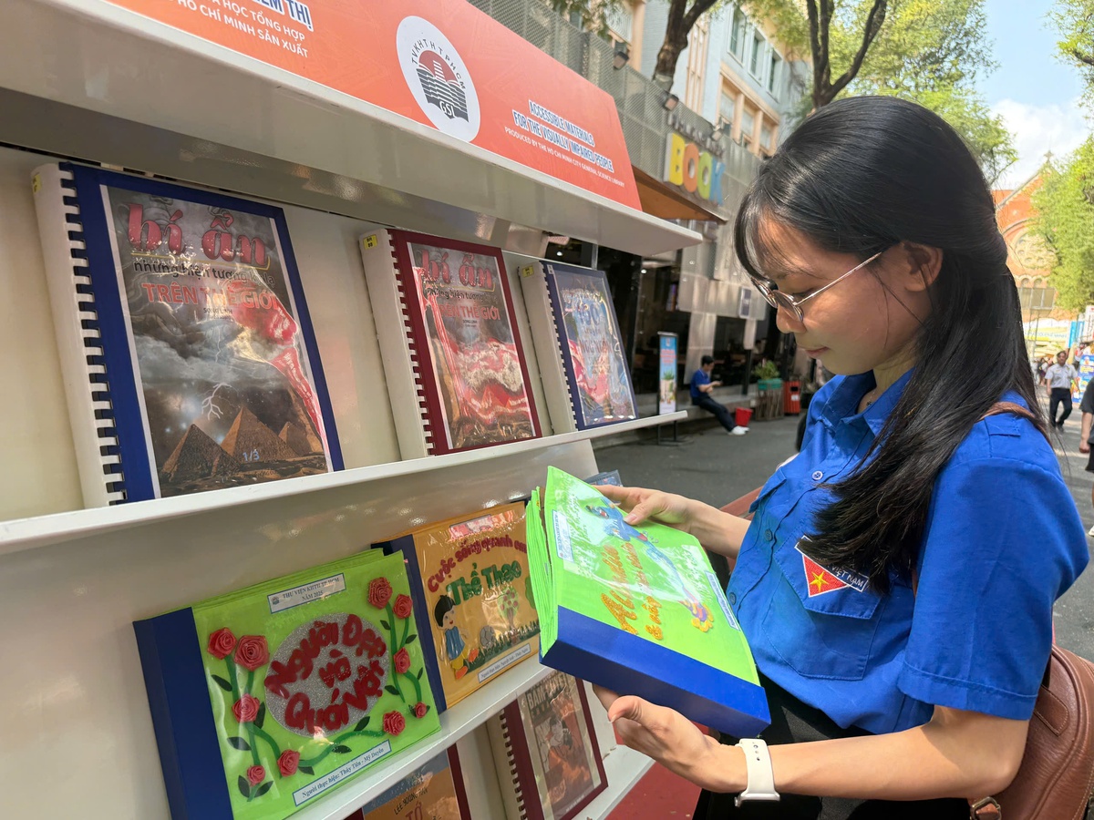 Đoàn Sương, đoàn viên thanh niên phường Tân Định chăm chú lựa chọn các tựa sách