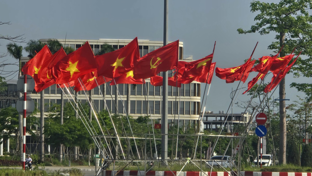 Đường phố Hải Phòng rực rỡ cờ hoa mừng 51 năm Ngày đất nước thống nhất- Ảnh 9.