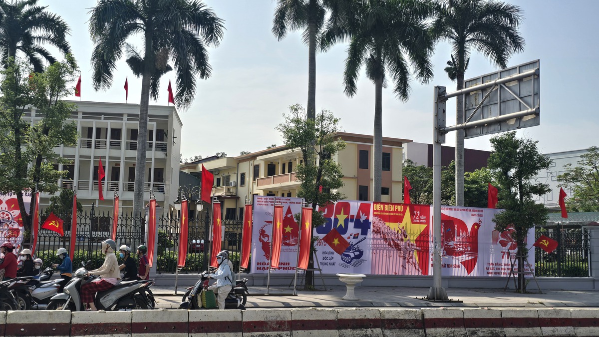 Đường phố Hải Phòng rực rỡ cờ hoa mừng 51 năm Ngày đất nước thống nhất- Ảnh 7.