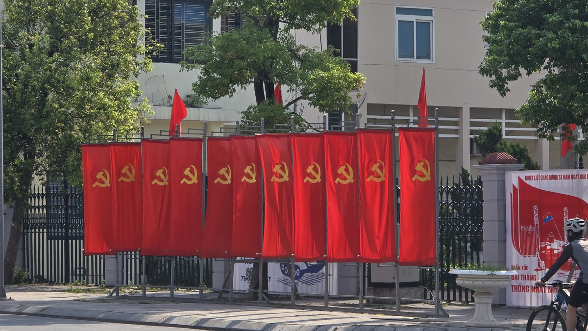 Đường phố Hải Phòng rực rỡ cờ hoa mừng 51 năm Ngày đất nước thống nhất- Ảnh 10.