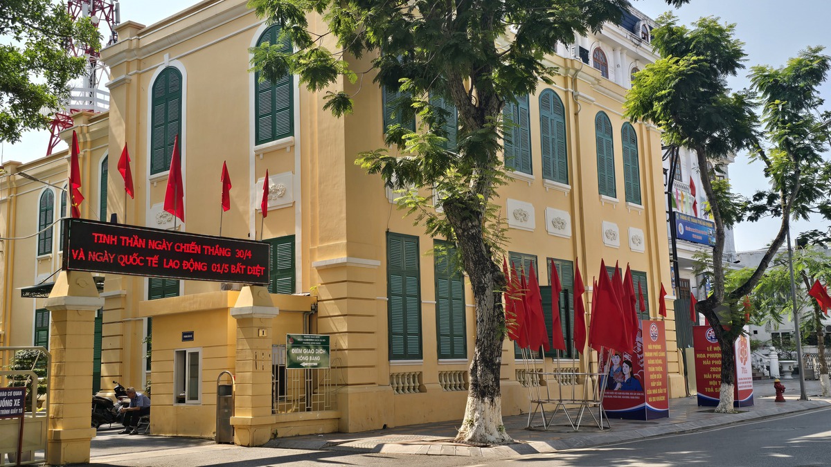 Đường phố Hải Phòng rực rỡ cờ hoa mừng 51 năm Ngày đất nước thống nhất- Ảnh 12.