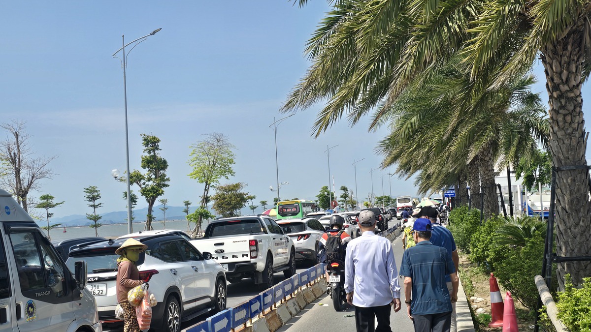 Khách du lịch ùn ùn đổ về Cát Bà, Đồ Sơn- Ảnh 1.