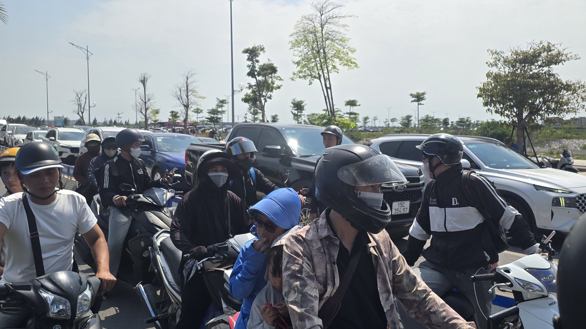 Khách du lịch ùn ùn đổ về Cát Bà, Đồ Sơn- Ảnh 2.