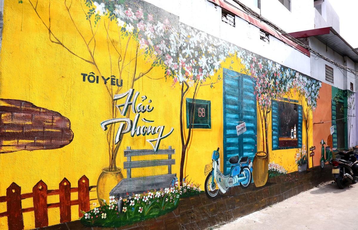 Đường phố Hải Phòng rực rỡ cờ hoa mừng 51 năm Ngày đất nước thống nhất- Ảnh 13.