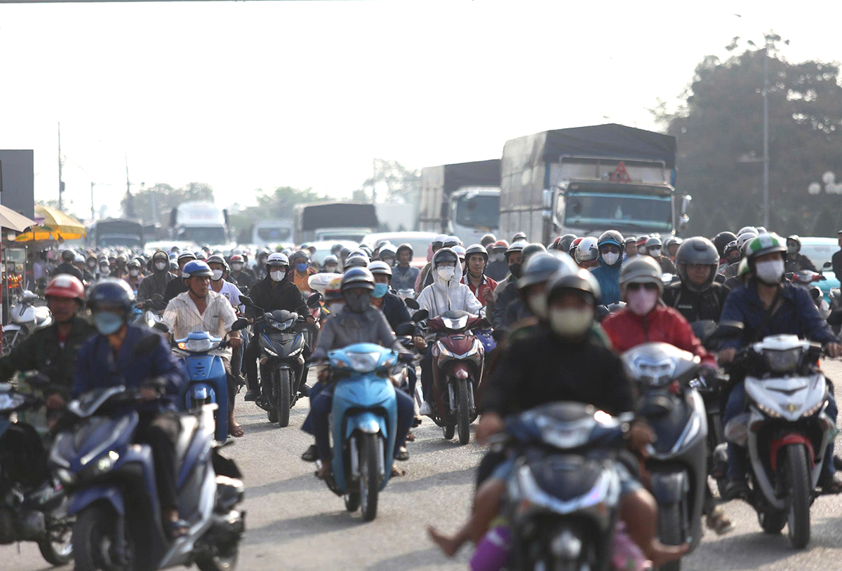 Giao thông cửa ngõ TPHCM và các trục quốc lộ ùn ứ nghiêm trọng ngày 30/4- Ảnh 2.