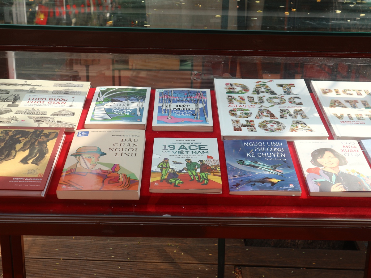 Dịp này, Đường sách TPHCM cũng trưng bày nhiều đầu sách tranh, sách thiếu nhi tạo thích thú cho trẻ em