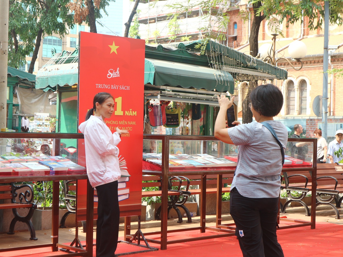 Không gian trưng bày thu hút nhiều người dân đến chụp hình check-in