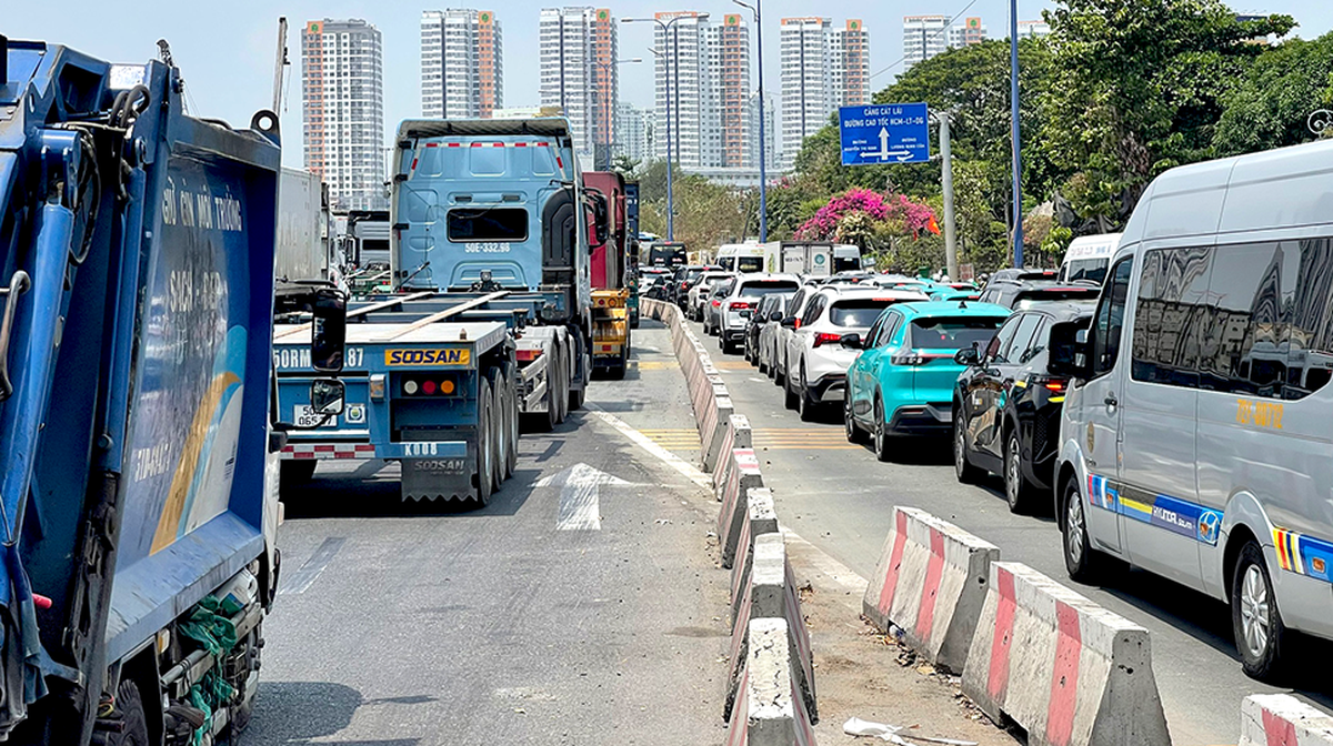 Giao thông cửa ngõ TPHCM và các trục quốc lộ ùn ứ nghiêm trọng ngày 30/4- Ảnh 3.